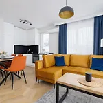 Klimatyzowane Apartamenty W Centrum Krakowa Z Parkingiem I Biurkiem By Renters Prestige